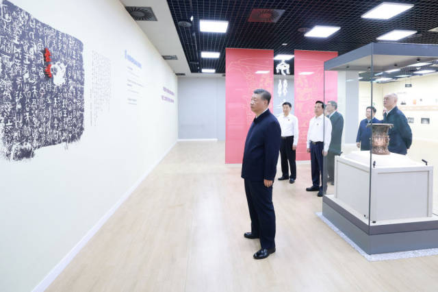 9月10日，中共中央总书记、国家主席、中央军委主席习近平在前往甘肃考察途中，来到陕西省宝鸡市参观宝鸡青铜器博物院。新华社记者 王晔 摄