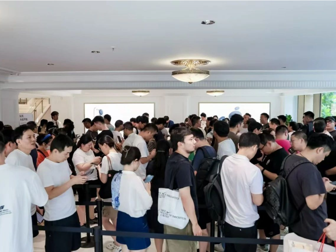 华为三折叠屏手机未发布已火：线下排长龙，线上预约人数破百万
