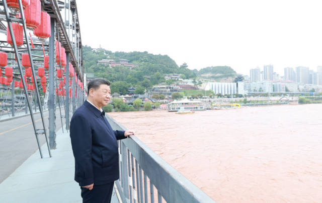9月10日至13日，中共中央总书记、国家主席、中央军委主席习近平在甘肃考察。这是11日下午，习近平在兰州中山桥上远眺黄河。新华社记者 王晔 摄