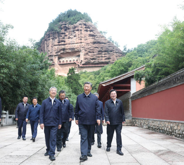 9月10日至13日，中共中央总书记、国家主席、中央军委主席习近平在甘肃考察。这是11日上午，习近平在天水市麦积山石窟考察。新华社记者 鞠鹏 摄