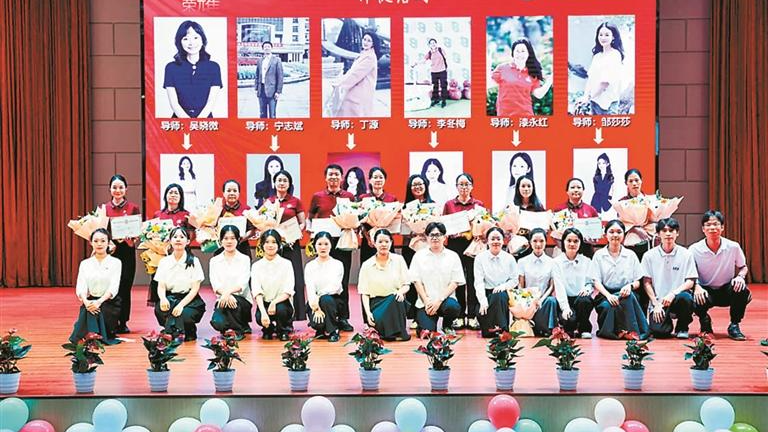 龙华中学：用鲜花与祝福致敬仁心师者