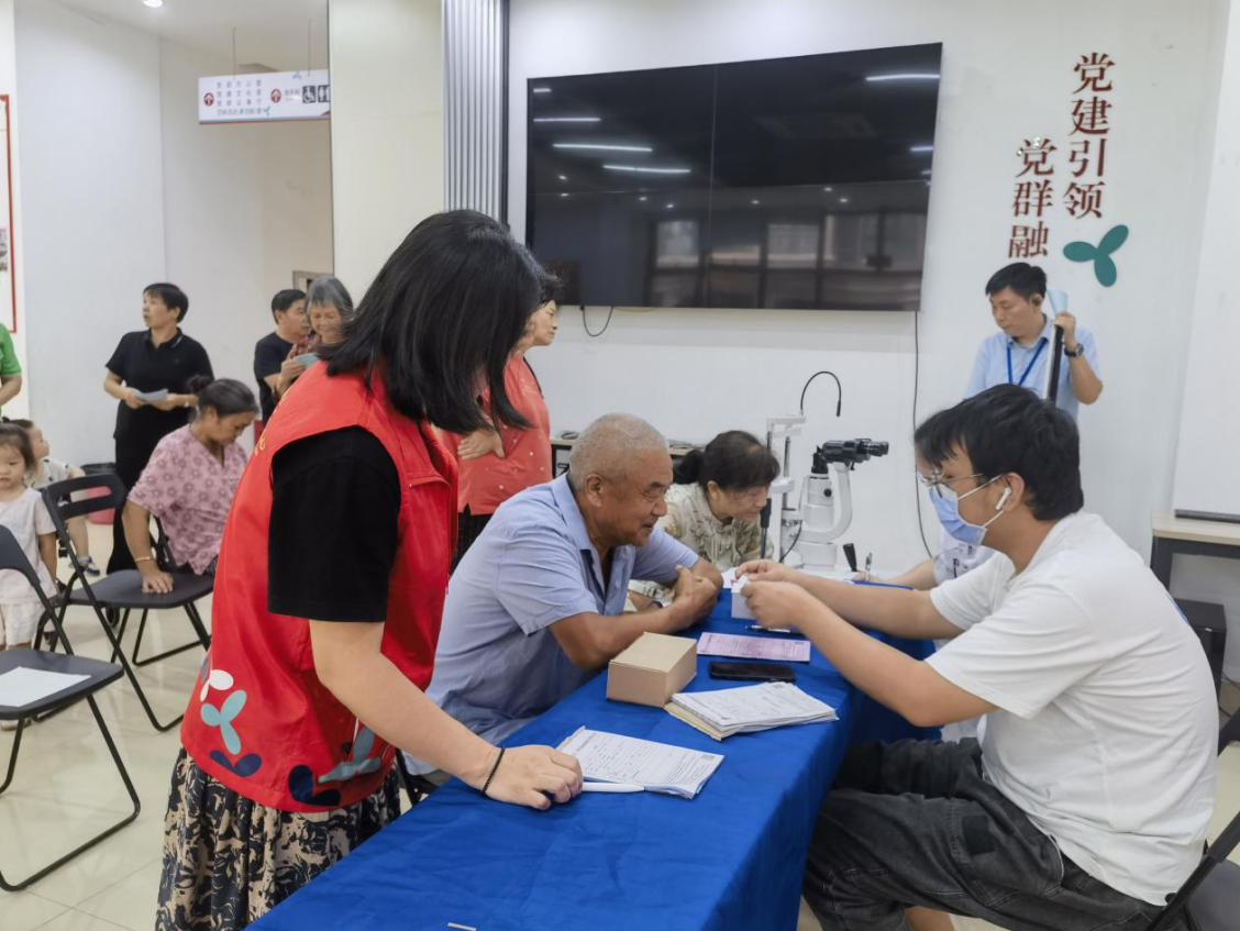 江边社区中老年人眼部筛查义诊活动