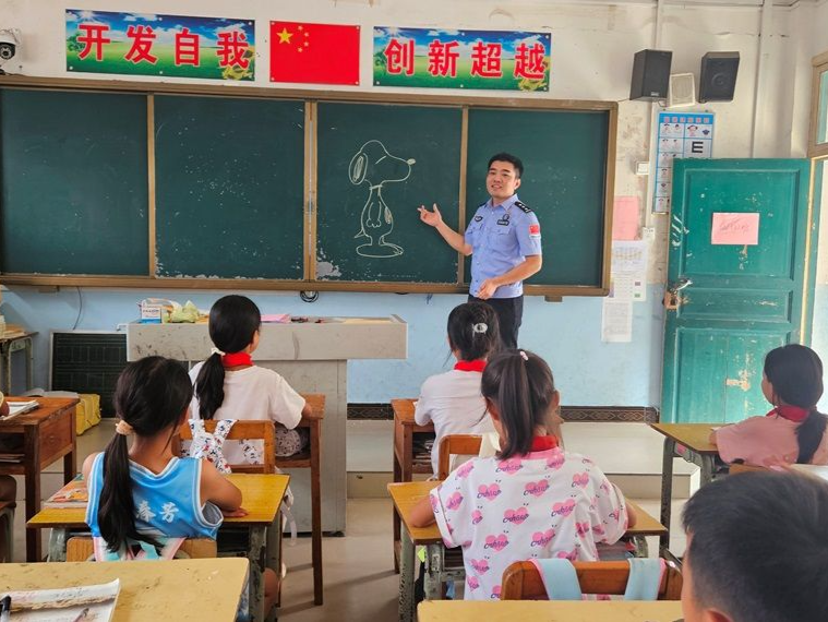 皇岗边检站支教民警张涛：用智慧之光点亮大山学子梦想