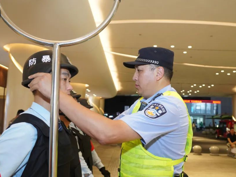 热闹非凡的商圈背后，社区民警让市民感受到警力在眼前、安宁在身边