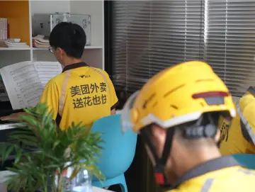 暖蜂驿站里传出钢琴演奏声！深圳工会为户外劳动者建成千余个爱心驿站