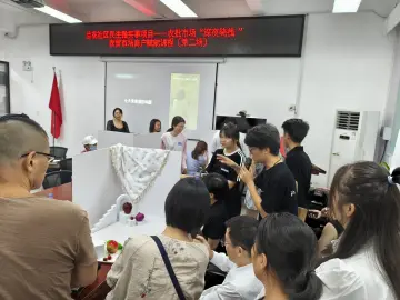 兰花社区开展“深夜晓栈”农贸市场商户赋能培训