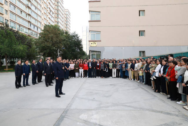 9月10日至13日，中共中央总书记、国家主席、中央军委主席习近平在甘肃考察。这是11日下午，习近平在兰州市安宁区枣林西社区广场同社区居民亲切交流。新华社记者 王晔 摄