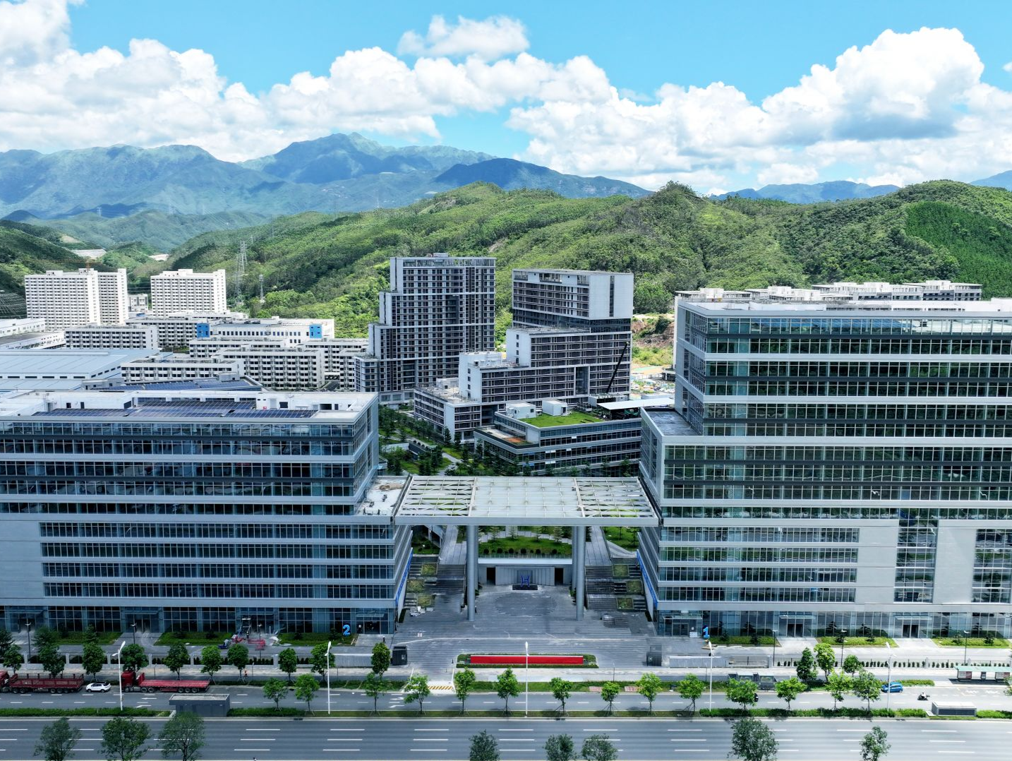深圳市首个两区协作共建“工业上楼”项目正式开园