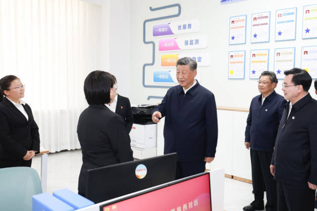 9月10日至13日，中共中央总书记、国家主席、中央军委主席习近平在甘肃考察。这是11日下午，习近平在兰州市安宁区枣林西社区党群服务中心考察。新华社记者 王晔 摄