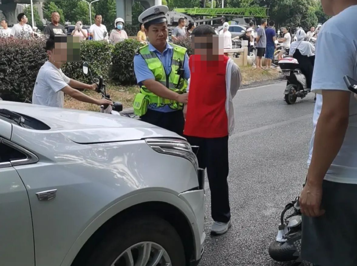 武汉男子驾车撞倒多名小学生，相关部门：伤者均已送院，正在调查事故原因