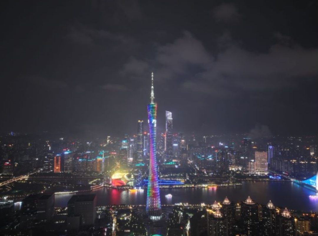 广州塔为“万人说新疆”亮灯