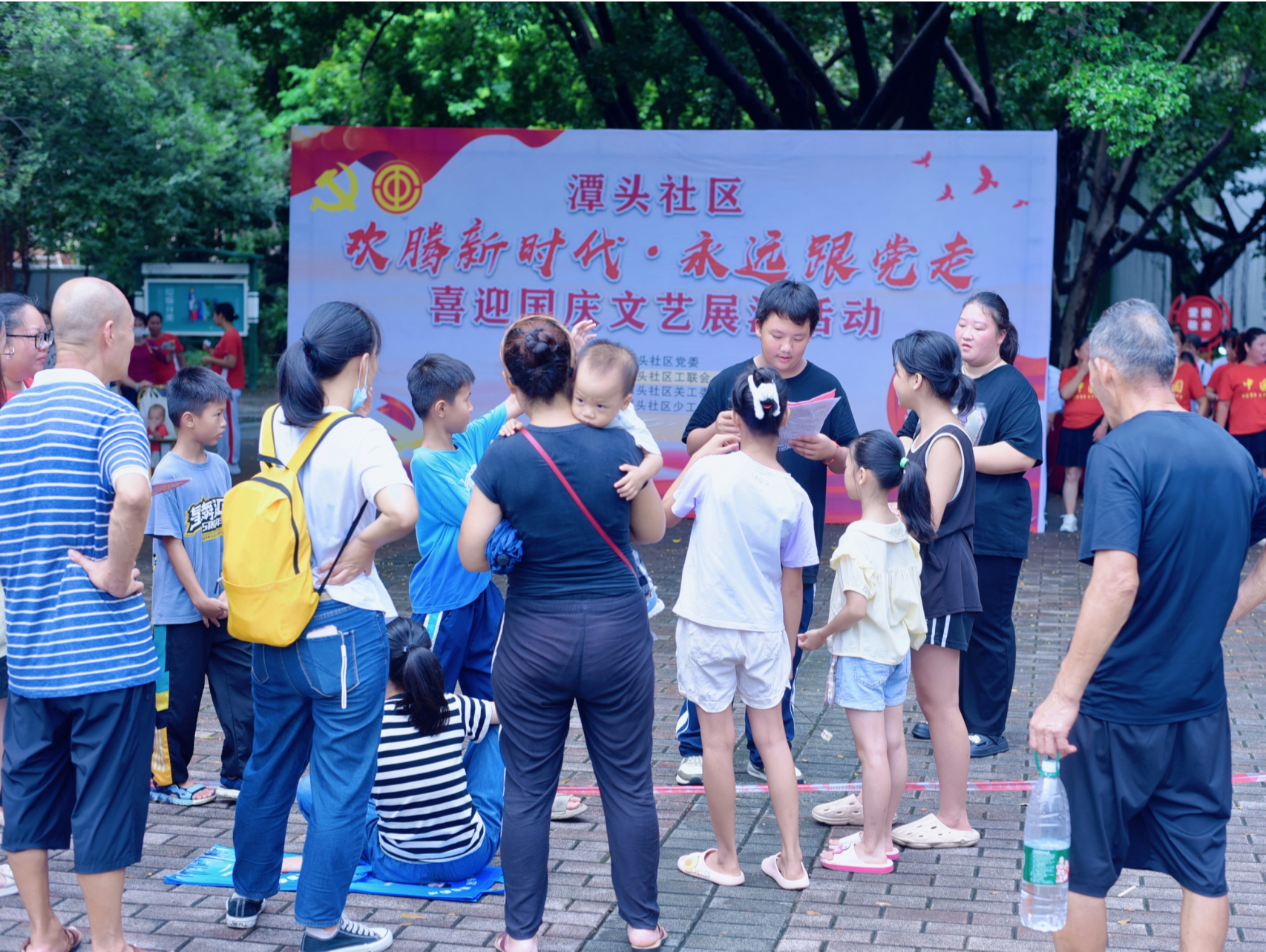 潭头社区开展“欢腾新时代 永远跟党走”喜迎国庆 文艺展演活动