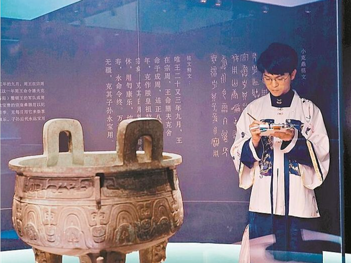 丹青再现古老文物风华 深圳各博物馆活跃着一群“灵魂画手”