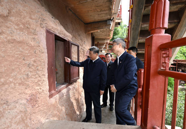 9月10日至13日，中共中央总书记、国家主席、中央军委主席习近平在甘肃考察。这是11日上午，习近平在天水市麦积山石窟考察。新华社记者 谢环驰 摄