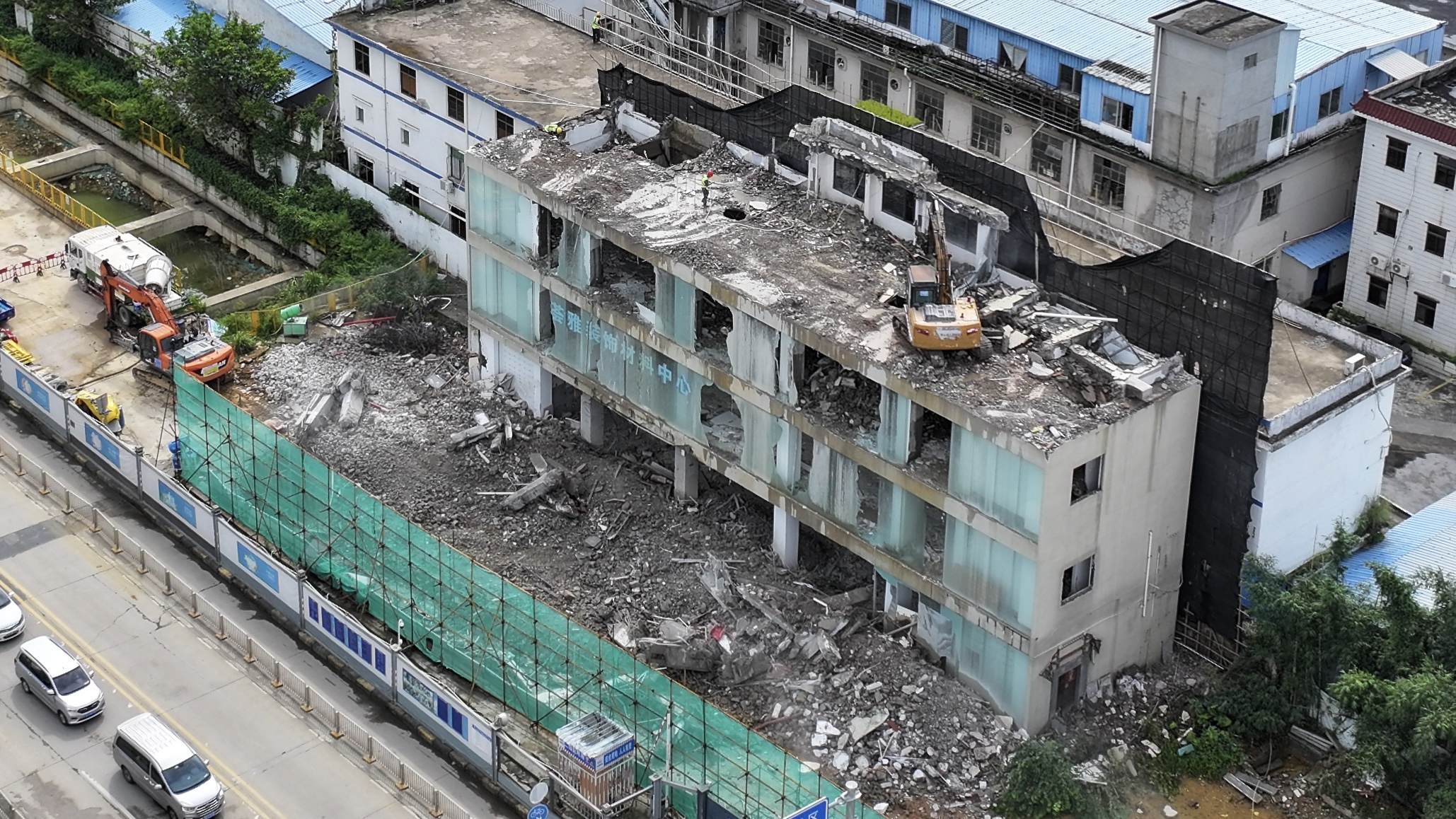 坪山区石井街道16号线地铁管廊工程拆除最后建筑