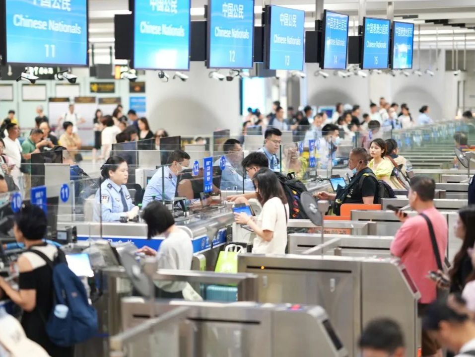 深港口岸暑期迎送出入境旅客超4276万人次  同比增长25.6%