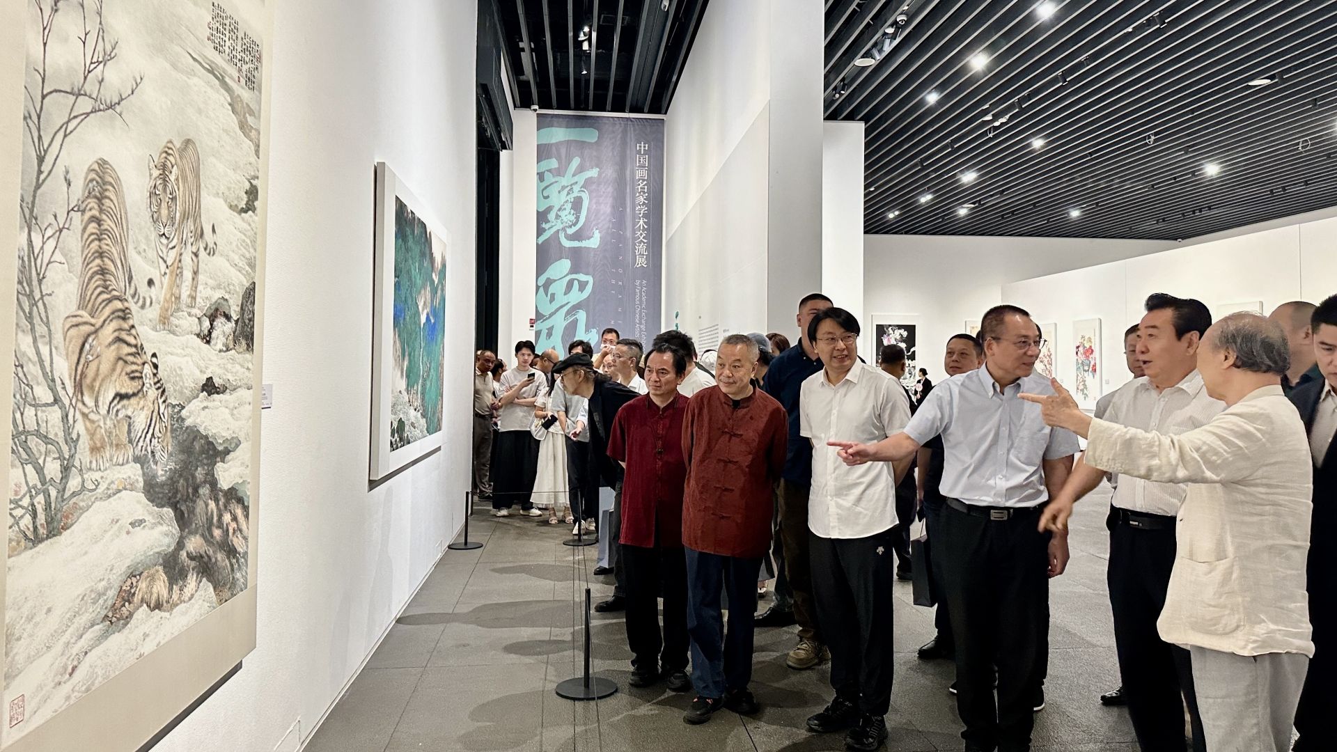 “一览众山——中国画名家学术交流展”在深开幕