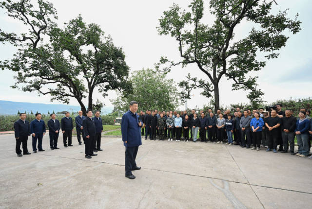 9月10日至13日，中共中央总书记、国家主席、中央军委主席习近平在甘肃考察。这是11日上午，习近平在天水市麦积区南山花牛苹果基地考察时，同当地农民群众和农技人员亲切交流。新华社记者 谢环驰 摄