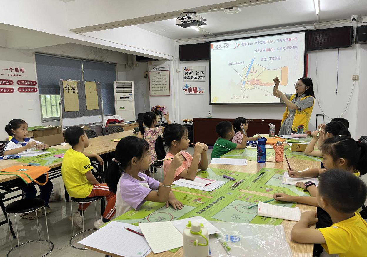 民新社区开展儿童青少年硬笔书法公益课堂