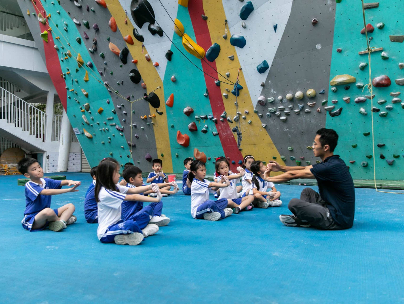 在学校里“飞檐走壁”！小众攀岩运动进入深圳校园