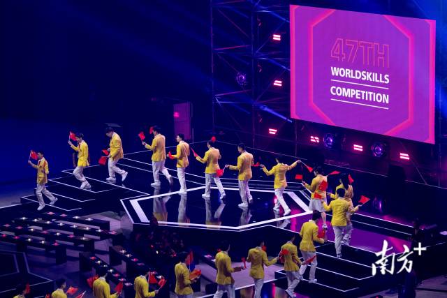 在主持人念到“China！”的一刻，中国代表团手挥五星红旗进场。