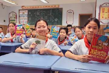 “中山+”把一批包裹送进了学校，同学们说：太喜欢了！