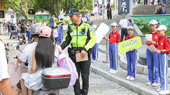 开学首日，深圳市交通秩序井然有序