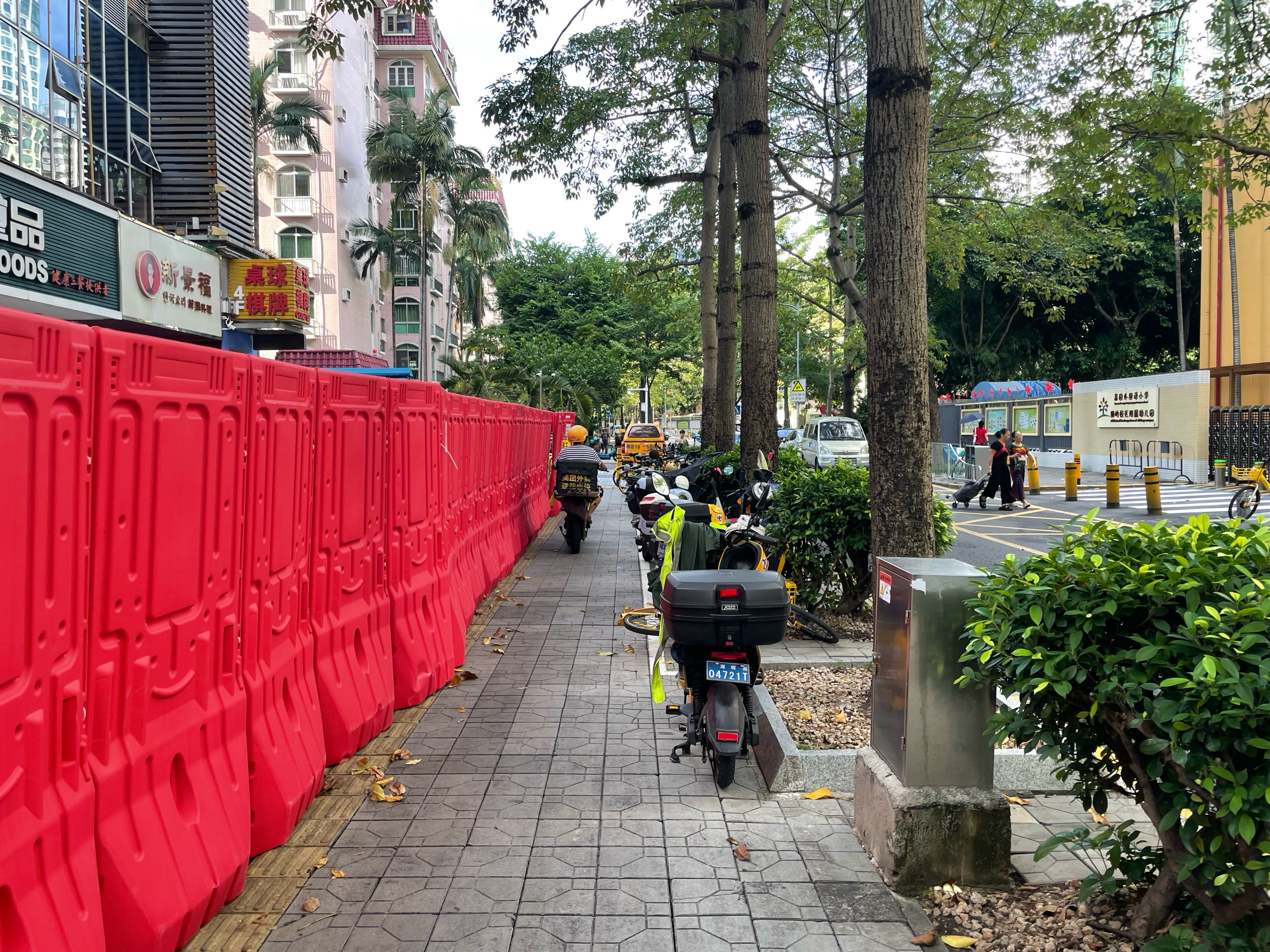 景苑大厦外围路面改造涉嫌违规占道施工，交通执法部门已进行现场勘验