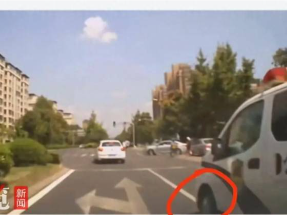 成都一警车压实线变道擦挂后逃逸？警方通报