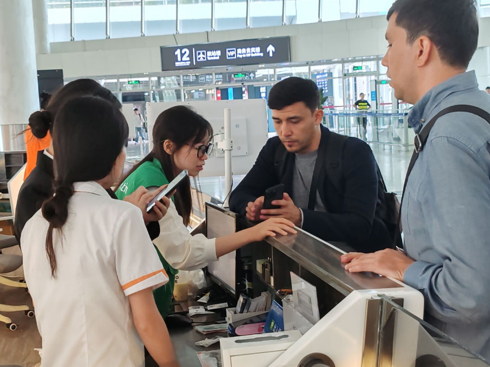 首个入境中国沿海邮轮深圳启航，1200余名国际游客畅享便利消费新体验