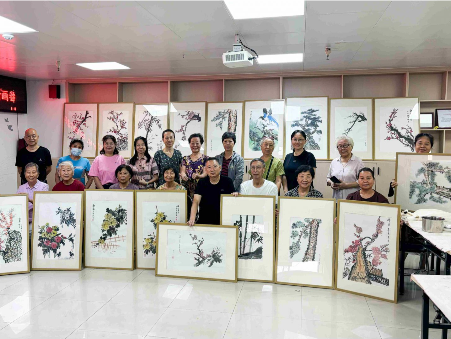 人民桥社区举办“翰墨飘香·笔润绿美”国画培训活动