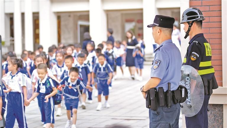 陪你开学 护你周全 宝安警方站好秋季“护学岗”
