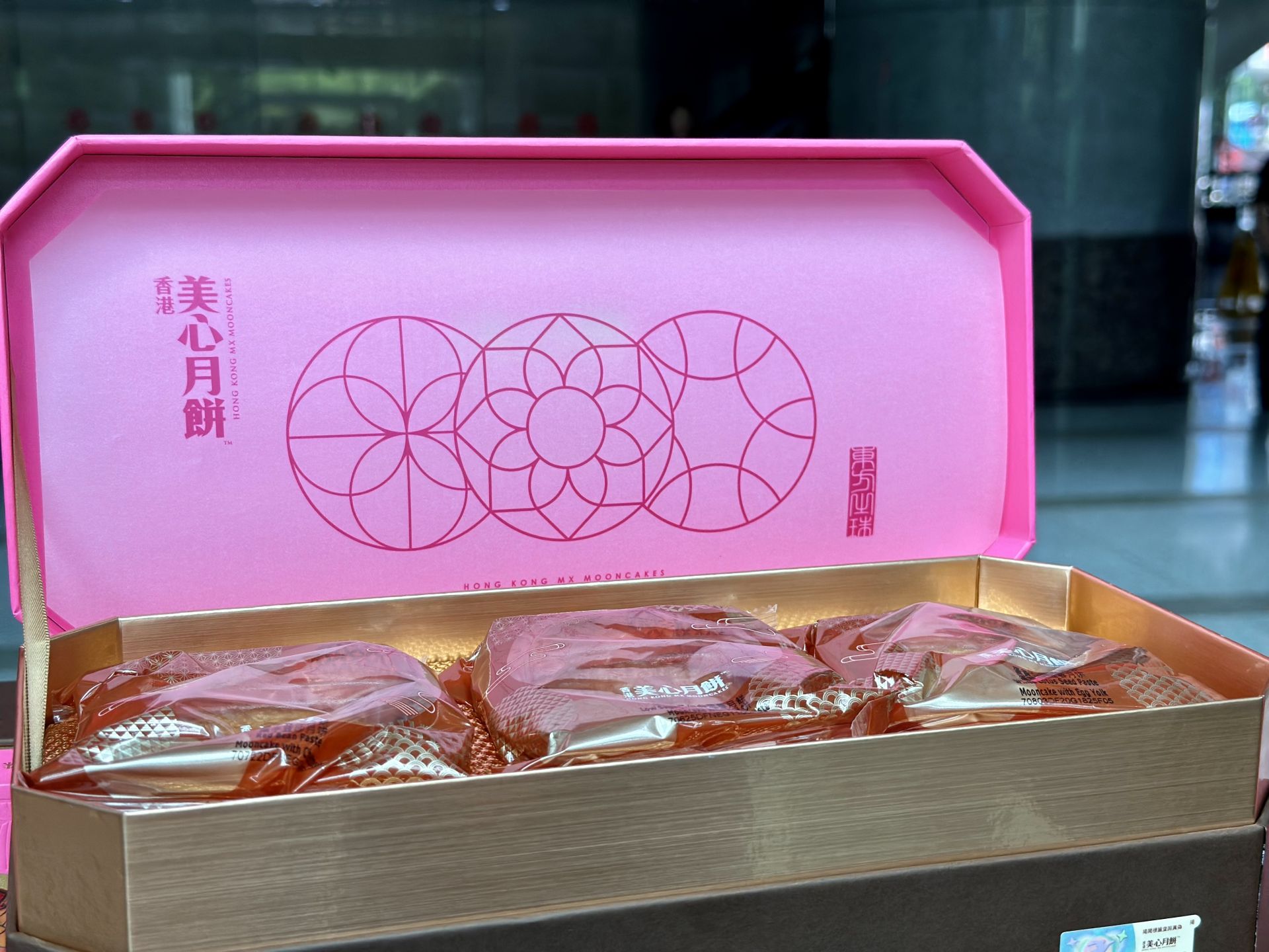 2000盒月饼捐至深圳报业集团，香港美心连续14载关爱鹏城