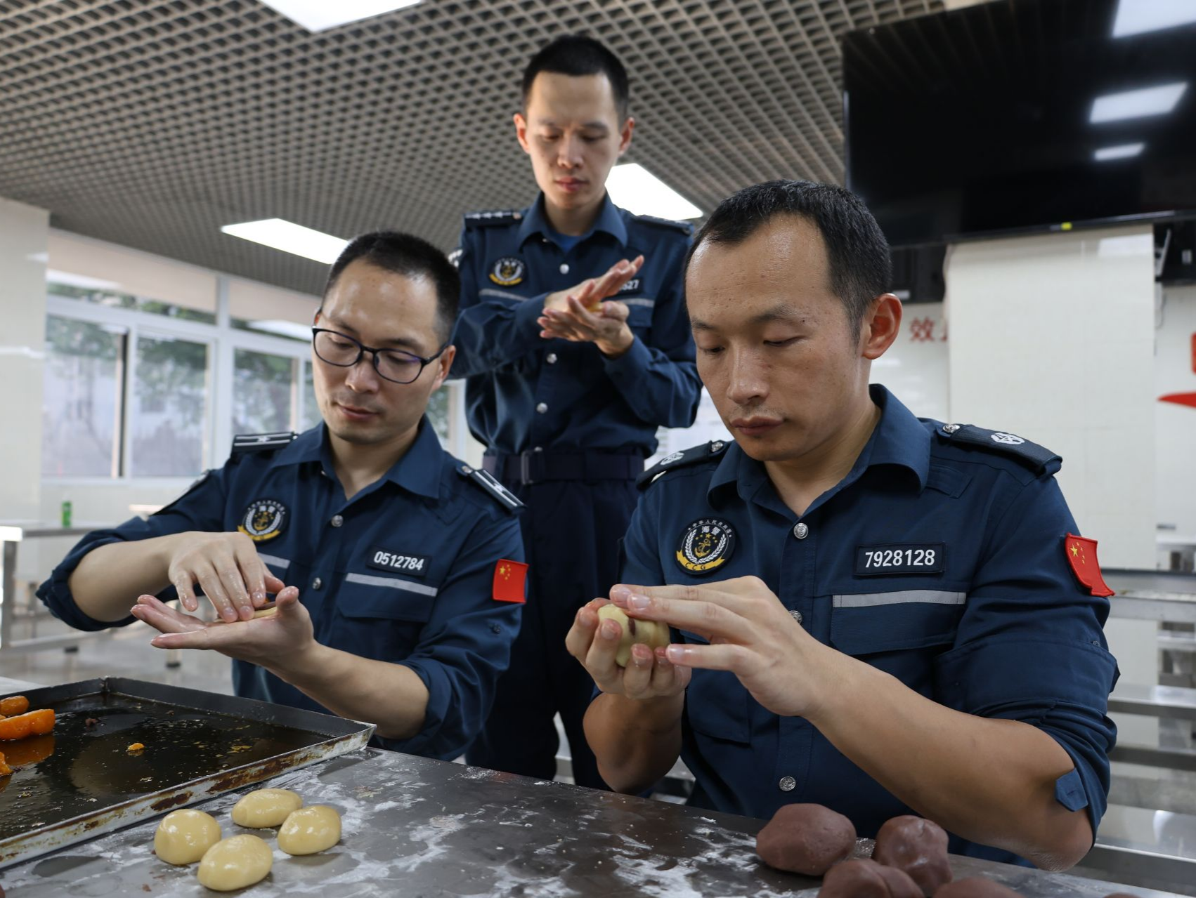 深圳海警自制月饼喜迎中秋