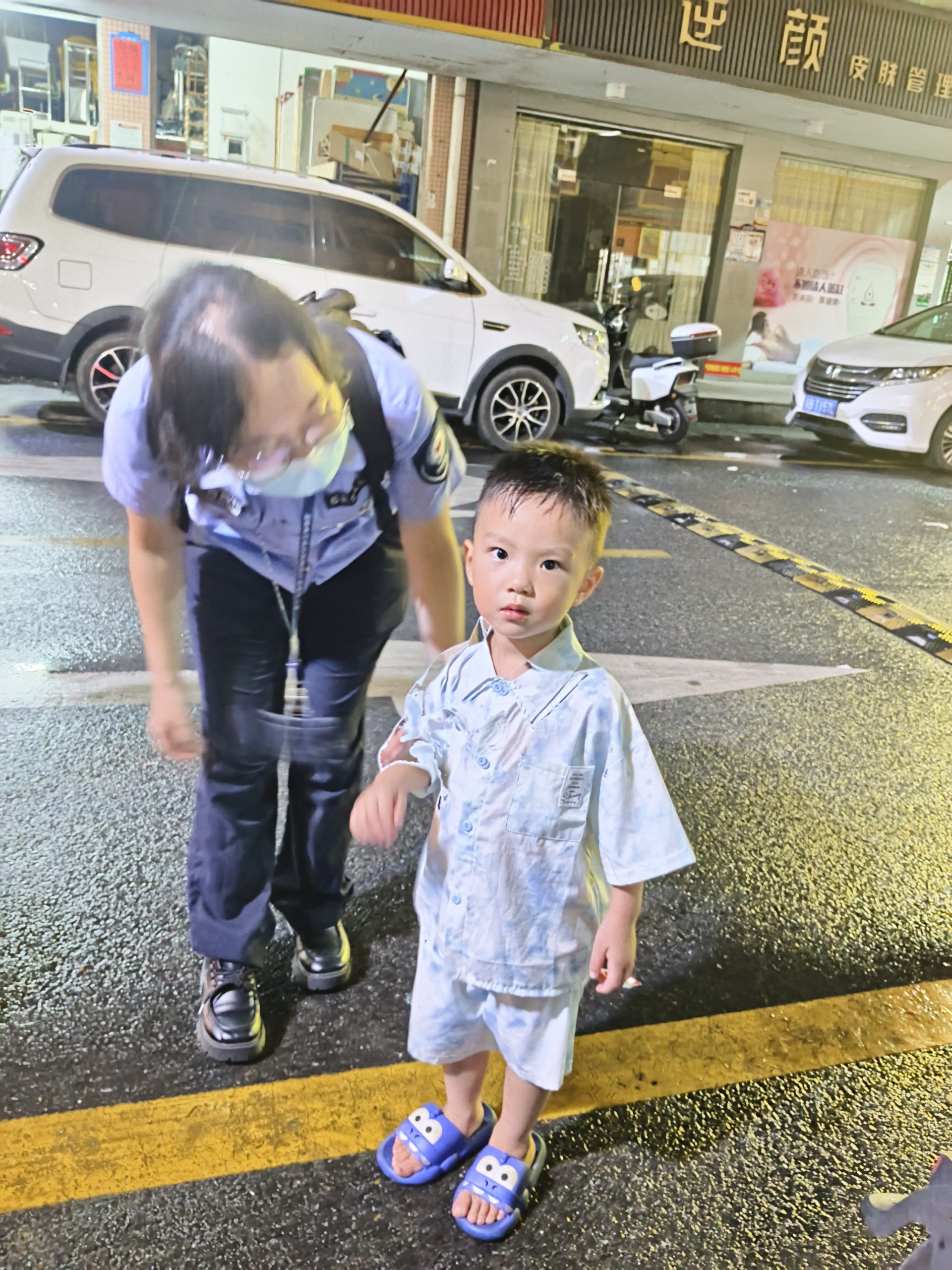松岗夜巡网格员防台风巡查中助迷路孩童归家