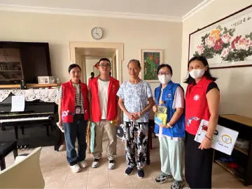 翠竹社区开展国庆探访辖区独居老人活动