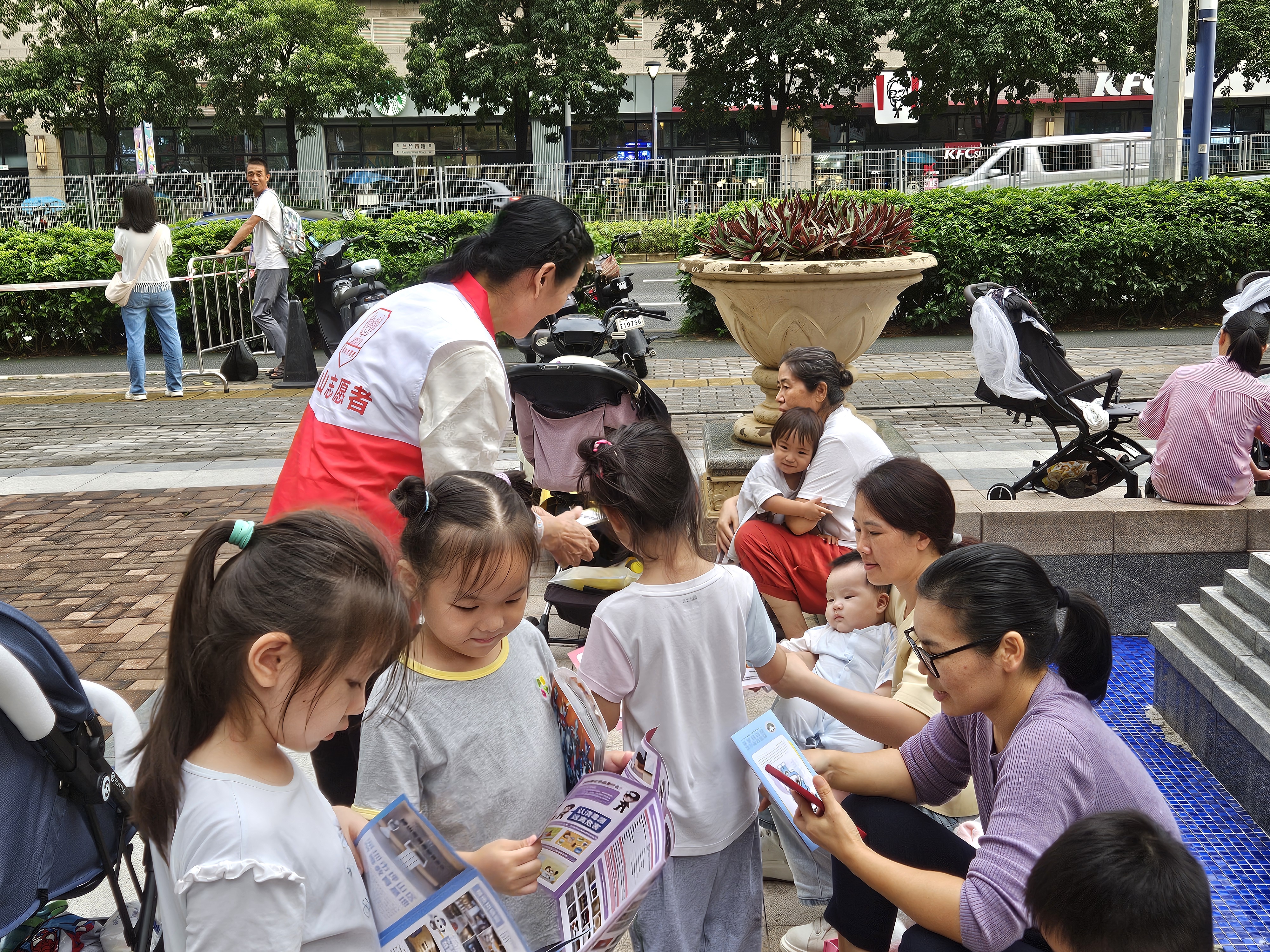 坪山区民政局开展“禁毒宣传进商户”活动