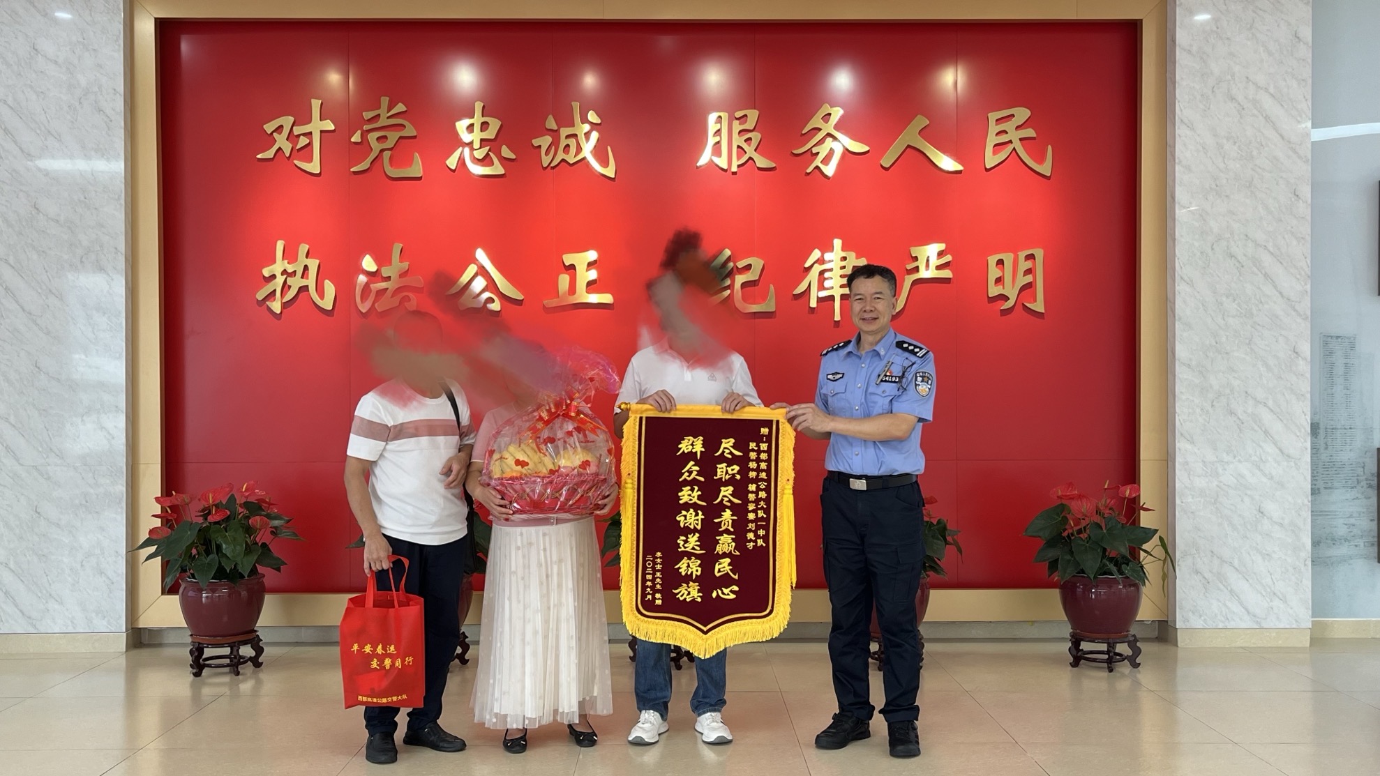 深圳一男子驾车高速公路逆行，父母急得报警求助……