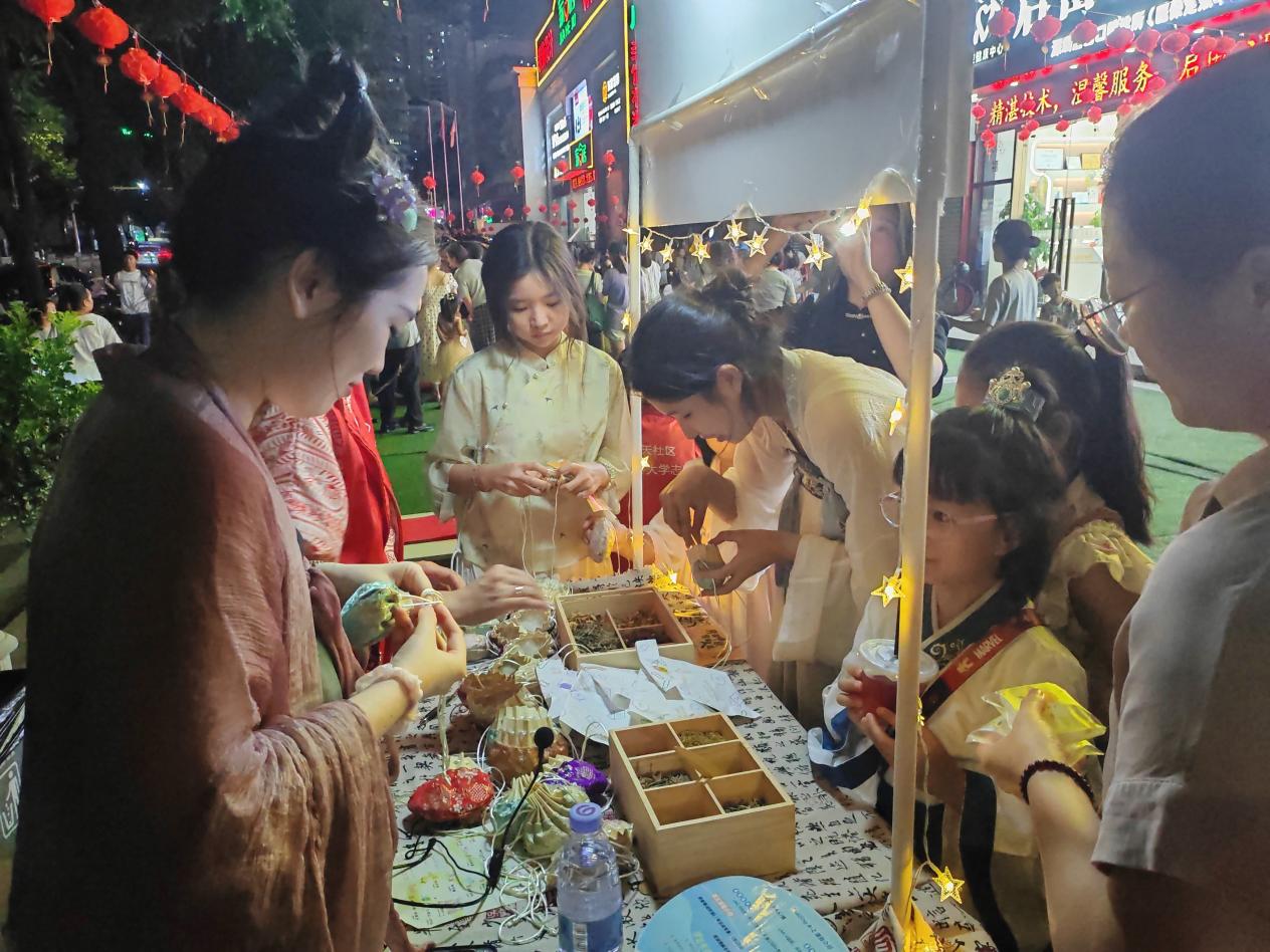 愉天社区开展中秋主题游园活动