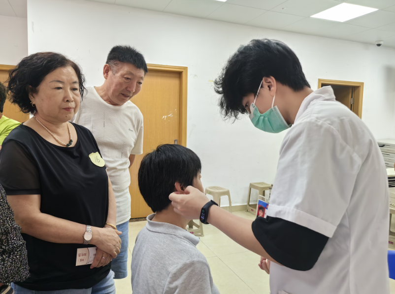 吉华街道开展关爱中老年人健康系列活动
