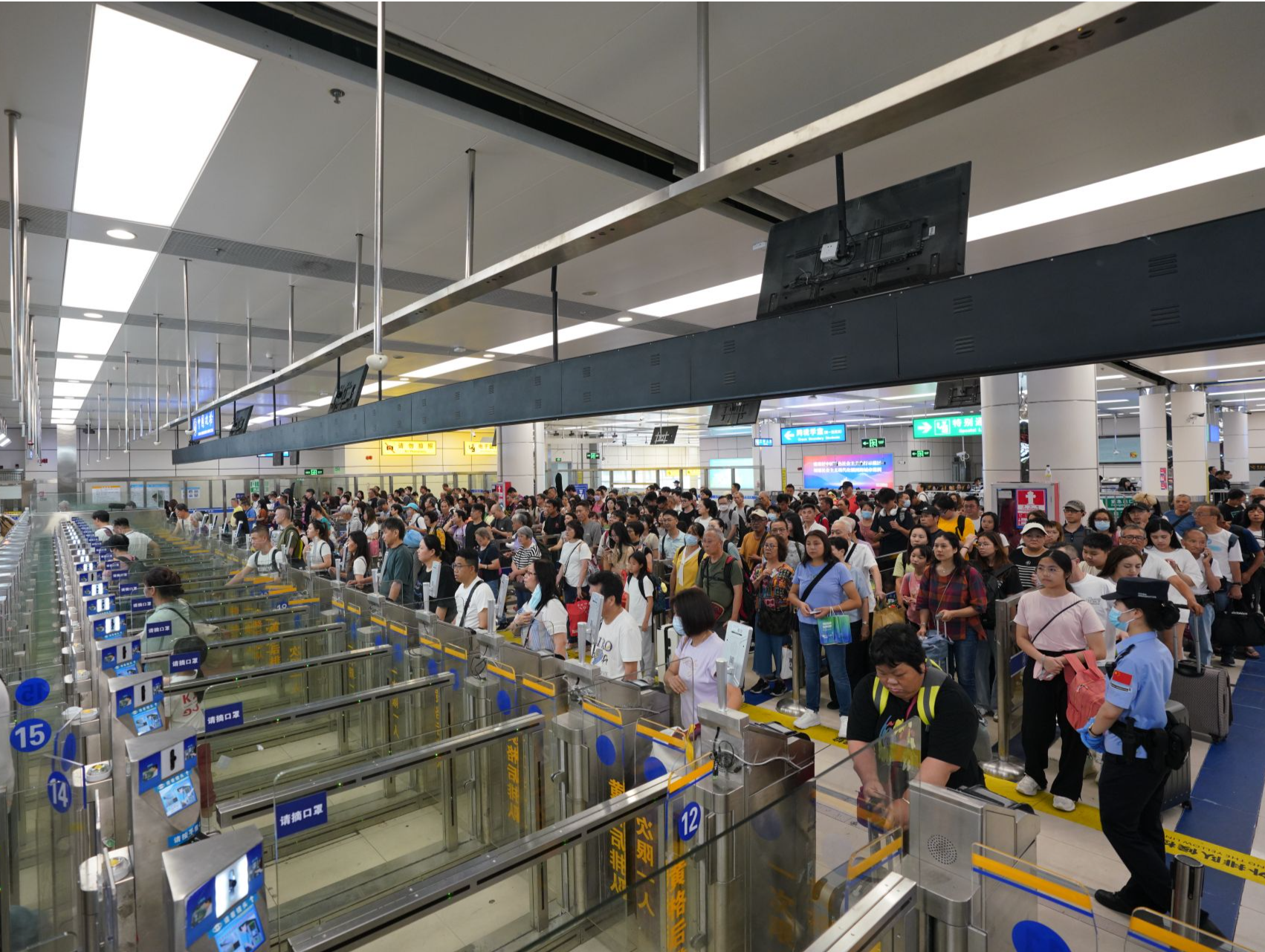 中秋假期深圳湾口岸迎送旅客达35万人次