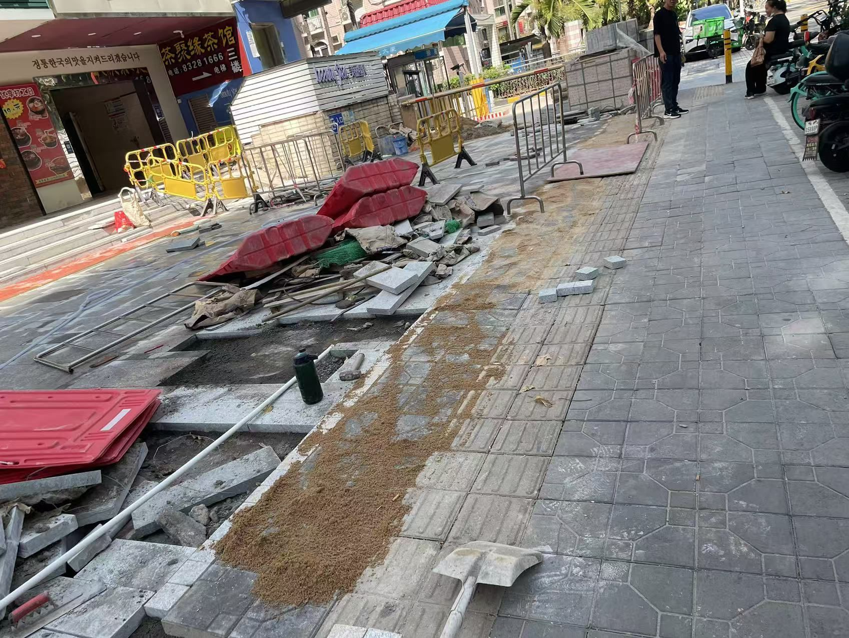 景苑大厦外围路面改造违规占道施工，施工单位被处罚、占用人行道将恢复