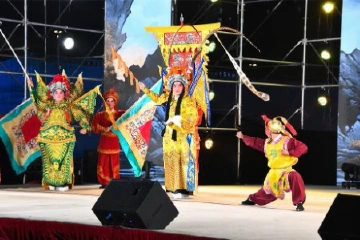 聚焦古镇灯博会⑤|逛灯展、品美食、观民俗，古镇精心为游客准备“灯博大餐”