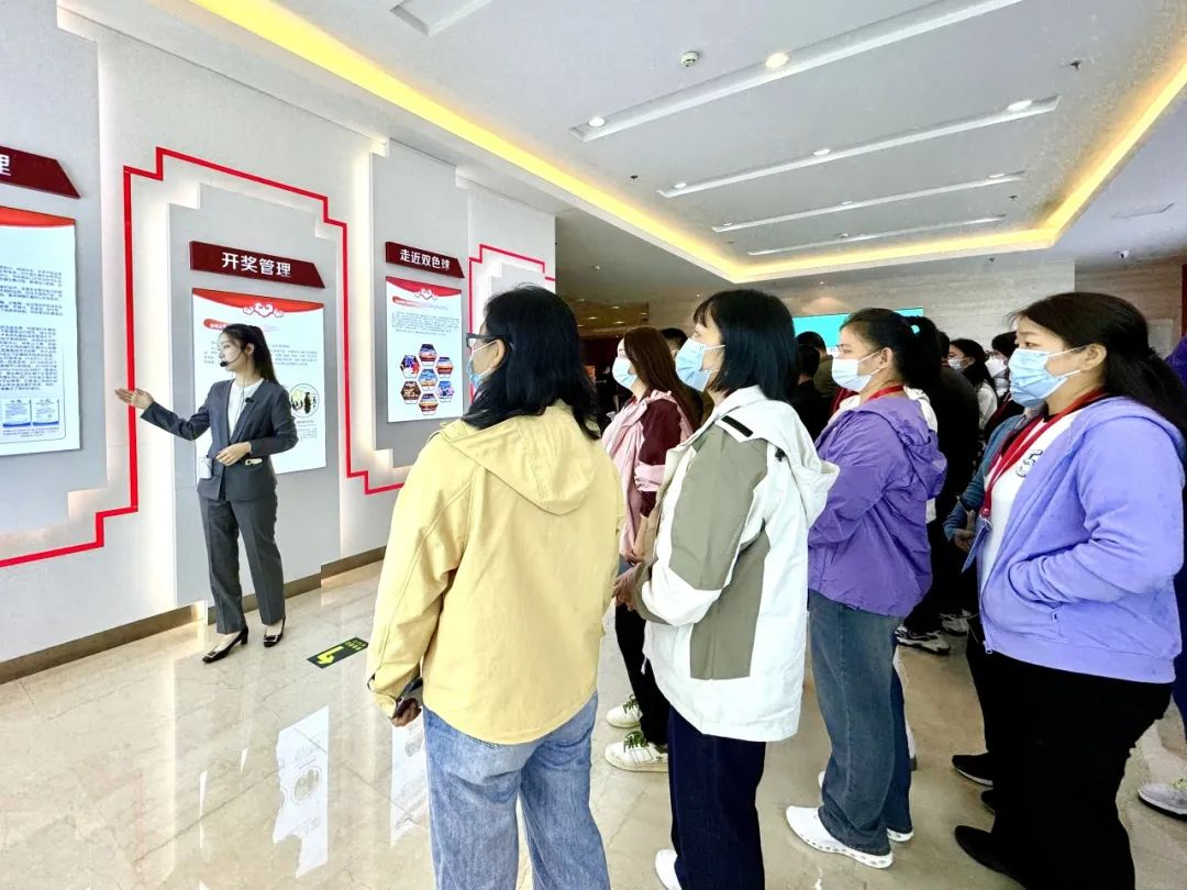 零距离见证双色球开奖过程，深圳福彩观摩团走进中福彩双色球开奖现场