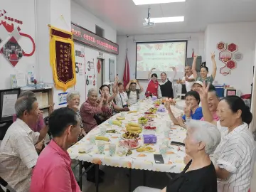 木头龙社区开展独居高龄长者生日会