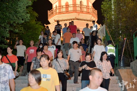 重阳前夜，中山市民登烟墩山，游香山古城