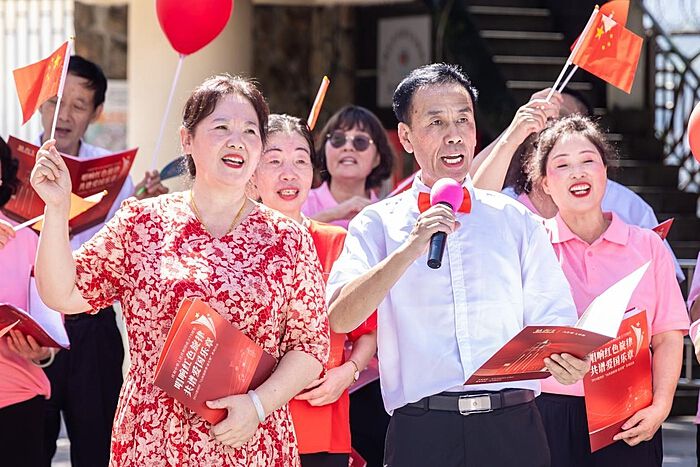 中英街沸腾了！深圳盐田百人合唱爱国歌曲迎国庆