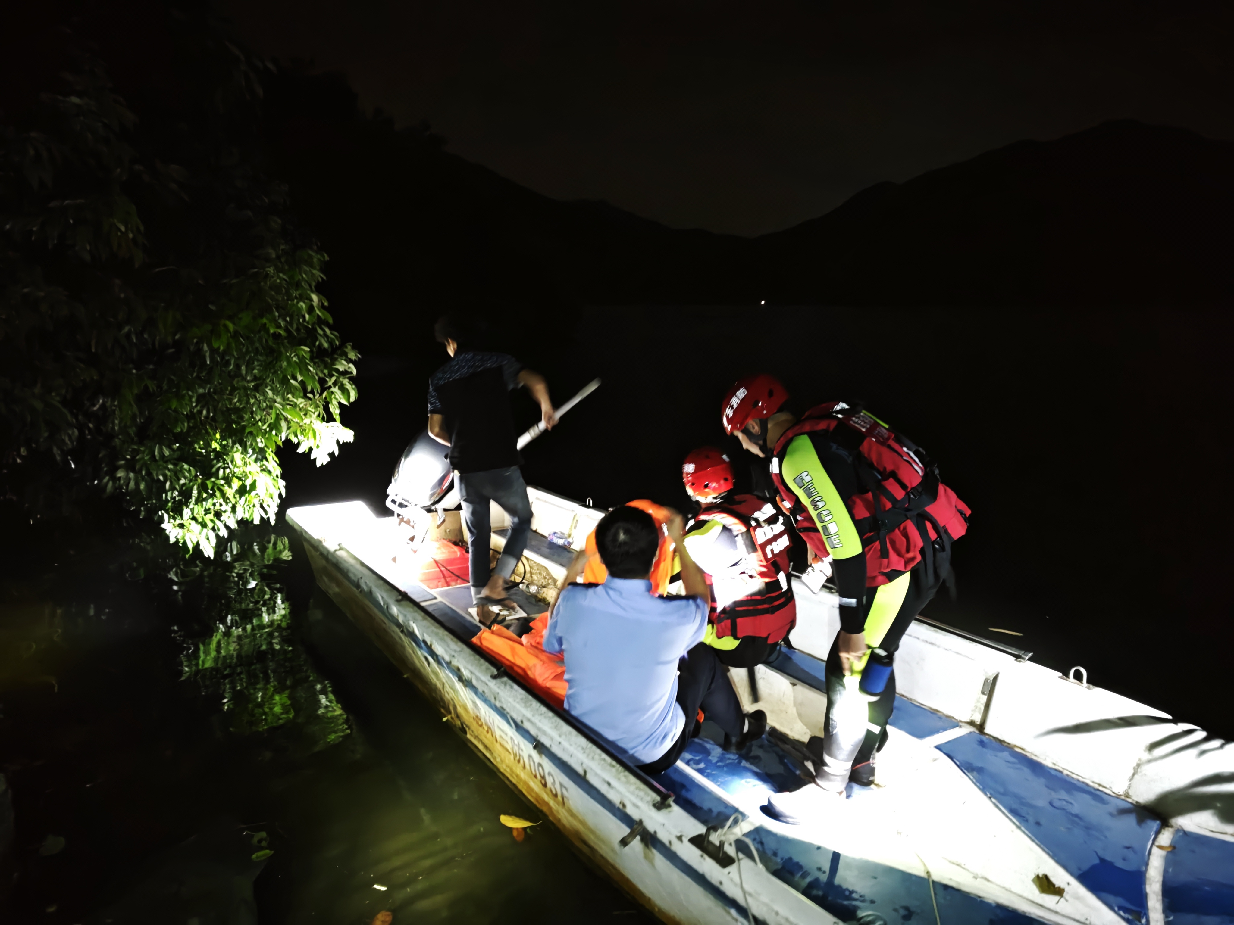 五名驴友登山被困大亚湾水库，惠州消防连夜救援