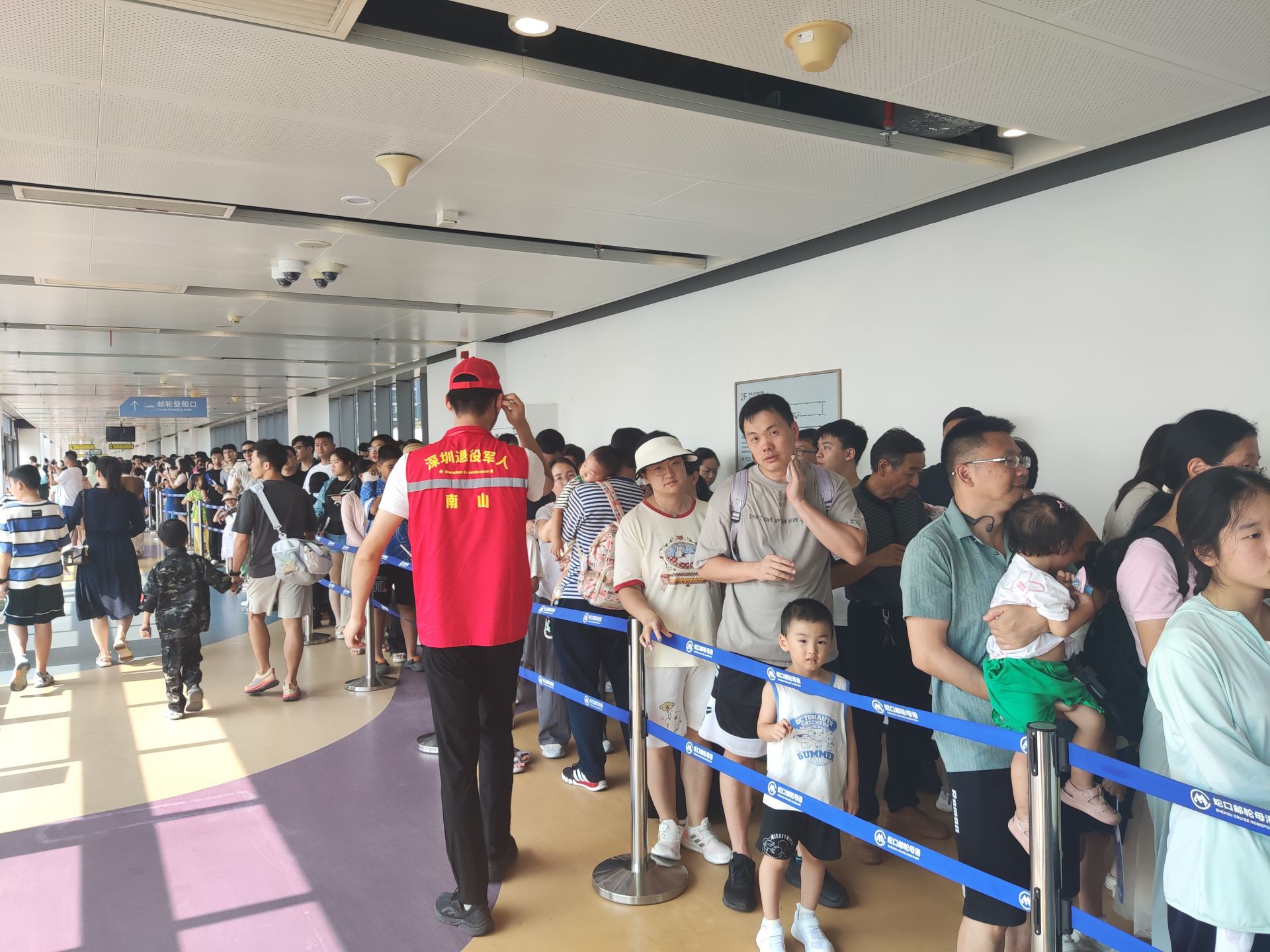 深圳舰公众开放日首日，一城一舰“双向奔赴”