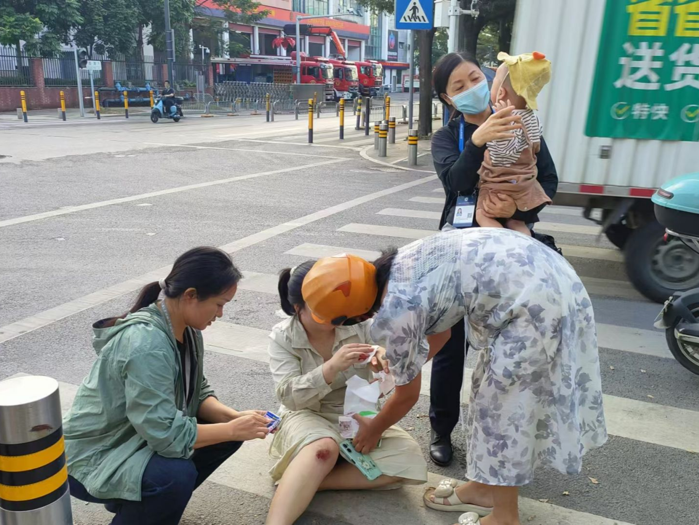 公明暖心一幕：市民骑乘摔伤  网格员及时救助